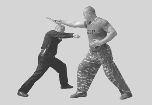 Боевая стойка с ножом